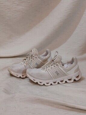 On Running Women's Cloudswift Lace-Up Running Shoes Size 7.5